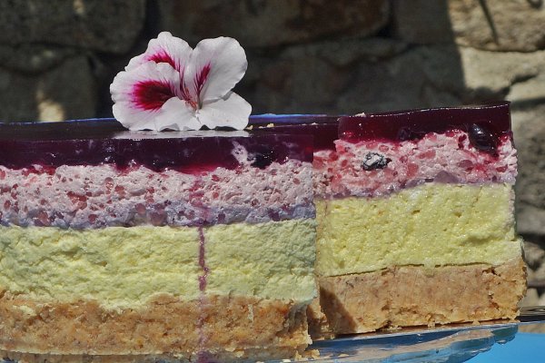 Cheesecake cu piure de ananas, perle de tapioca si dulceata de coacaze