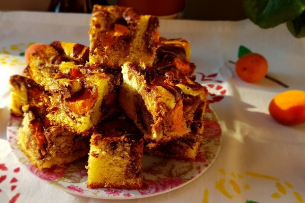 Prajitura marmorata cu caise