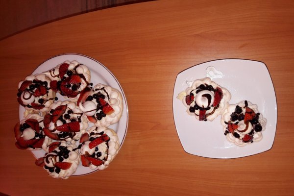 Mini Pavlova cu capsune si afine
