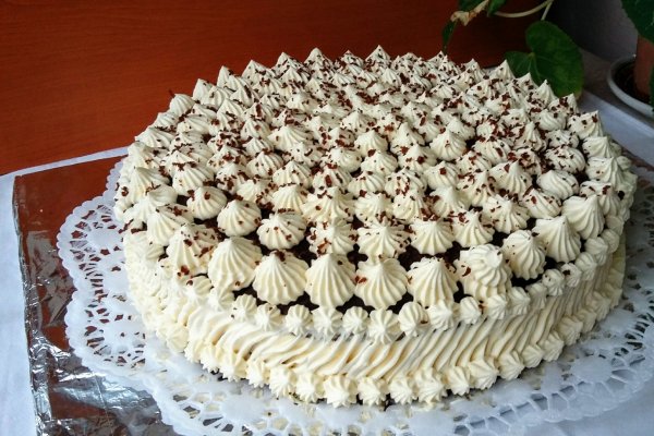 Tort cu blat de cacao si crema de vanilie cu nuca