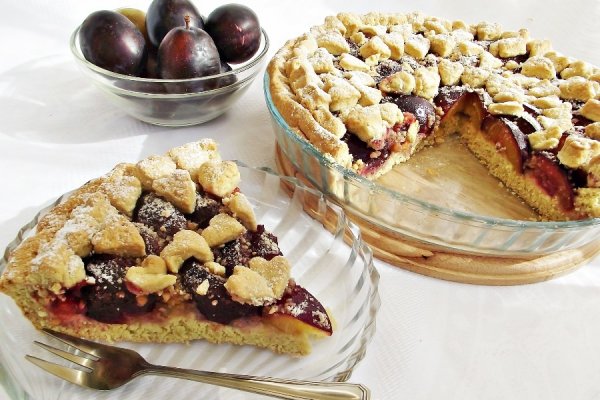 Tarta cu prune si alune de padure