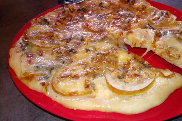 Pizza cu nuci, pere si gorgonzola