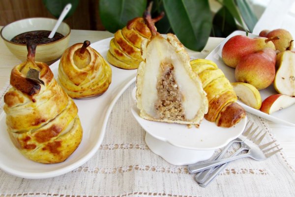 Pere in aluat umplute cu crema de nuci