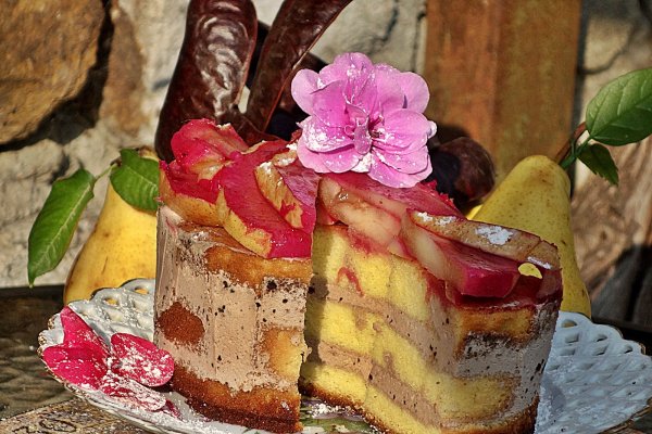 Prajitura cu pere fierte in sirop de trandafir si crema de castane