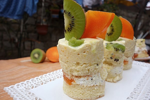 Prajitura racoroasa cu kaki si kiwi