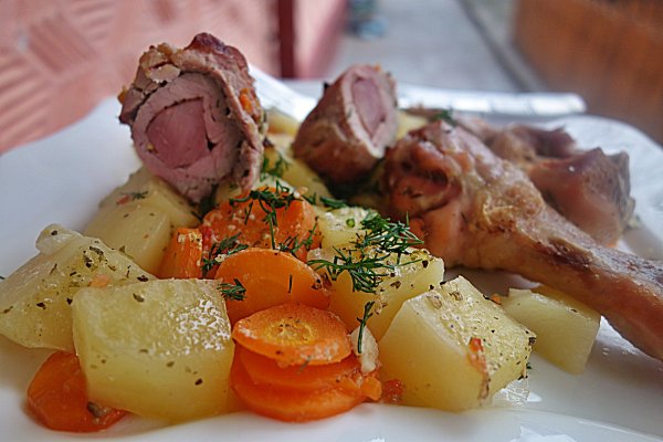 Cartofi cu rulouri surpriza si ciocanele delicioase,la cuptor