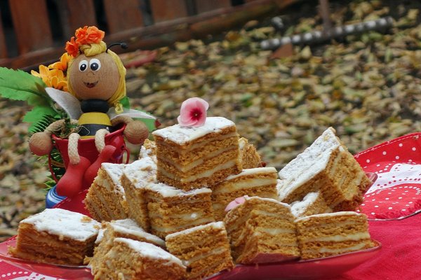 Prajitura cu foi din miere si crema de gris cu lamaie