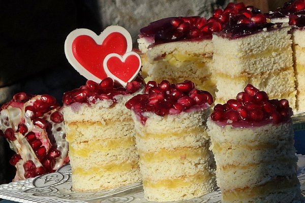 Prajitura fina cu crema de vanilie si jeleu de rodie