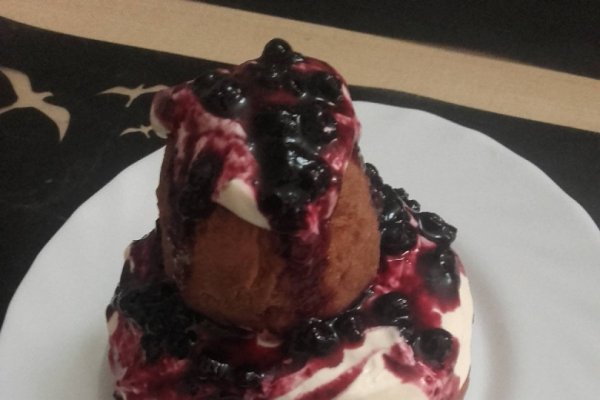 Papanasi cu dulceata de coacaze negre