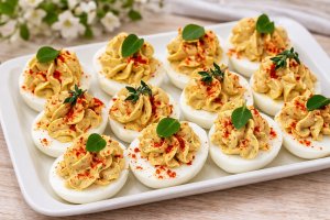 Oua umplute cu pate de ficat. Reteta rapida si savuroasa pentru aperitive delicioase