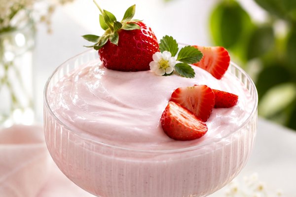 Spuma de capsuni cu bezea italiana - desert fin, aerat si delicios