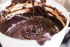 Reteta simpla si rapida de crema de ciocolata pentru torturi si prajituri