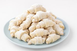 Cornulete fragede cu unt sau untura si gem – reteta simpla de cornulete de casa