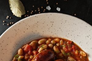 Fasole cu cârnați de casă - Rețeta tradițional românească cu savoare maximă