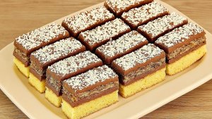 Prajitura Regina Maria – desert cu blat pufos, bezea cu nuca si crema fina de cacao cu unt