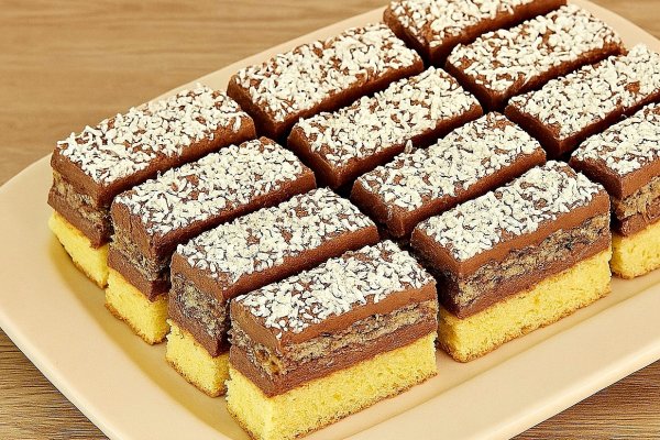 Prajitura Regina Maria – desert cu blat pufos, bezea cu nuca si crema fina de cacao cu unt