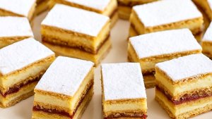 Prajitura Albinita cu foi cu miere si crema de gris – reteta clasica, simpla si delicioasa