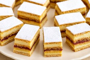 Prajitura Albinita cu foi cu miere si crema de gris – reteta clasica, simpla si delicioasa