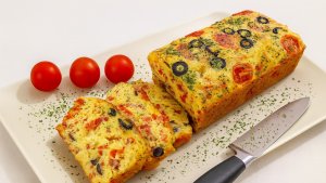 Chec aperitiv cu sunca, ardei si cascaval – reteta rapida, gustoasa si usor de preparat