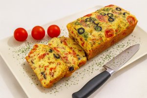 Chec aperitiv cu sunca, ardei si cascaval – reteta rapida, gustoasa si usor de preparat