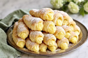 Cornete sau rulouri din foietaj cu crema de vanilie - reteta usoara, rapida si delicioasa