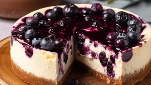 Cheesecake fara coacere cu afine. Reteta unui desert fin, cremos si delicios