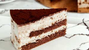 Tort Tiramisu de casa, cu blat pufos de cacao si crema fina de mascarpone