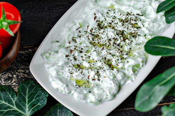 Salata de dovlecei cruzi cu iaurt si usturoi – reteta rapida, racoritoare si sanatoasa
