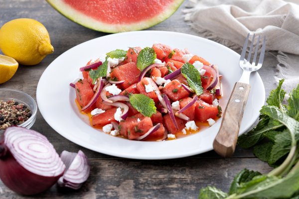 Salata de pepene rosu cu branza feta, ceapa rosie si menta – reteta simpla si rapida de vara