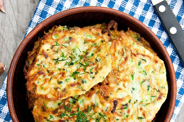 Clatite de dovlecei si branza – reteta simpla si delicioasa, gata in doar 30 de minute