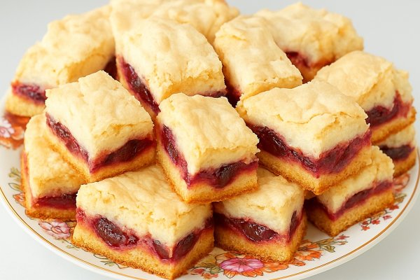 Prajitura cu prune si bezea – reteta simpla, cu blat pufos si fructe aromate