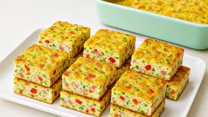 Budinca aperitiv cu sunca presata si ardei rosu – reteta simpla si gustoasa, foarte usor de preparat