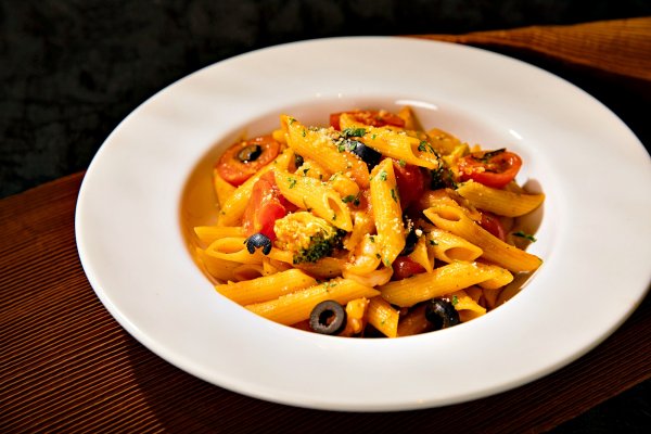 Paste cu rosii cherry si masline negre – reteta simpla si gustoasa, gata in 30 de minute