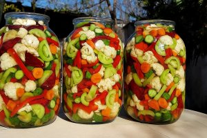 Muraturi asortate la borcan pentru iarna – reteta simpla de muraturi in saramura