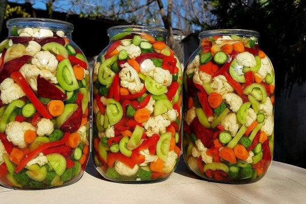 Muraturi asortate la borcan pentru iarna – reteta simpla de muraturi in saramura