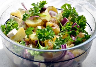Salata de cartofi cu ceapa rosie si branza feta - reteta usoara, gustoasa, gata in cateva minute

