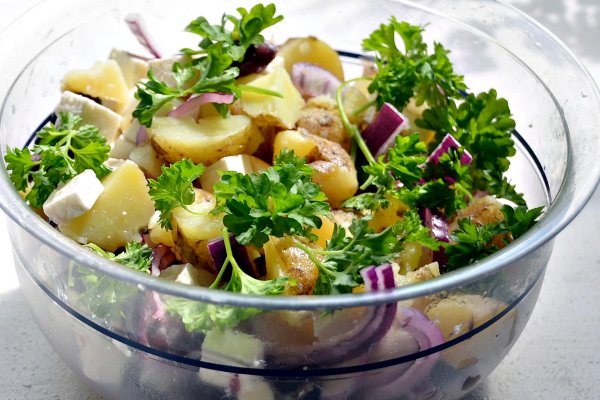 Salata de cartofi cu ceapa rosie si branza feta - reteta usoara, gustoasa, gata in cateva minute