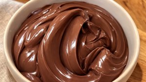 Crema de ciocolata pentru torturi si prajituri - reteta simpla, usoara si delicioasa