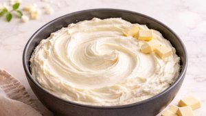 Crema de mascarpone cu ciocolata alba - reteta simpla pentru torturi si prajituri