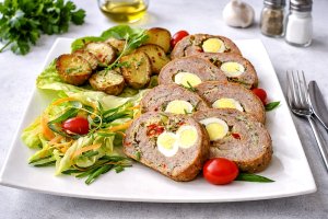 Rulada din carne de pasare cu oua de prepelita - reteta gustoasa si usor de facut