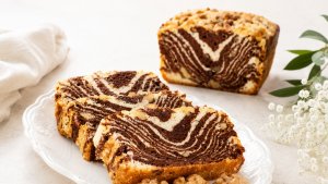 Chec din albusuri cu cacao si nuci - reteta simpla pentru un desert pufos si delicios