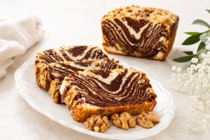 Chec din albusuri cu cacao si nuci - reteta simpla pentru un desert pufos si delicios