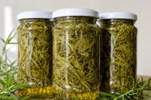 Tarhon in otet pentru iarna - metoda simpla si naturala de conservare
