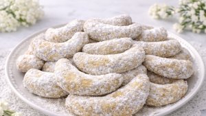 Cornulete fragede cu nuca si vanilie - reteta clasica cu unt, simpla si delicioasa