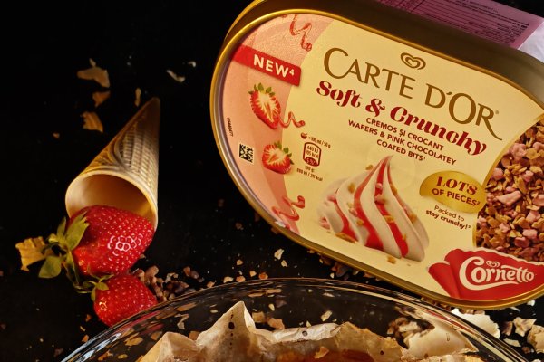 Cobbler cu piersici și înghețată cu topping crunchy - Delicios și parfumat